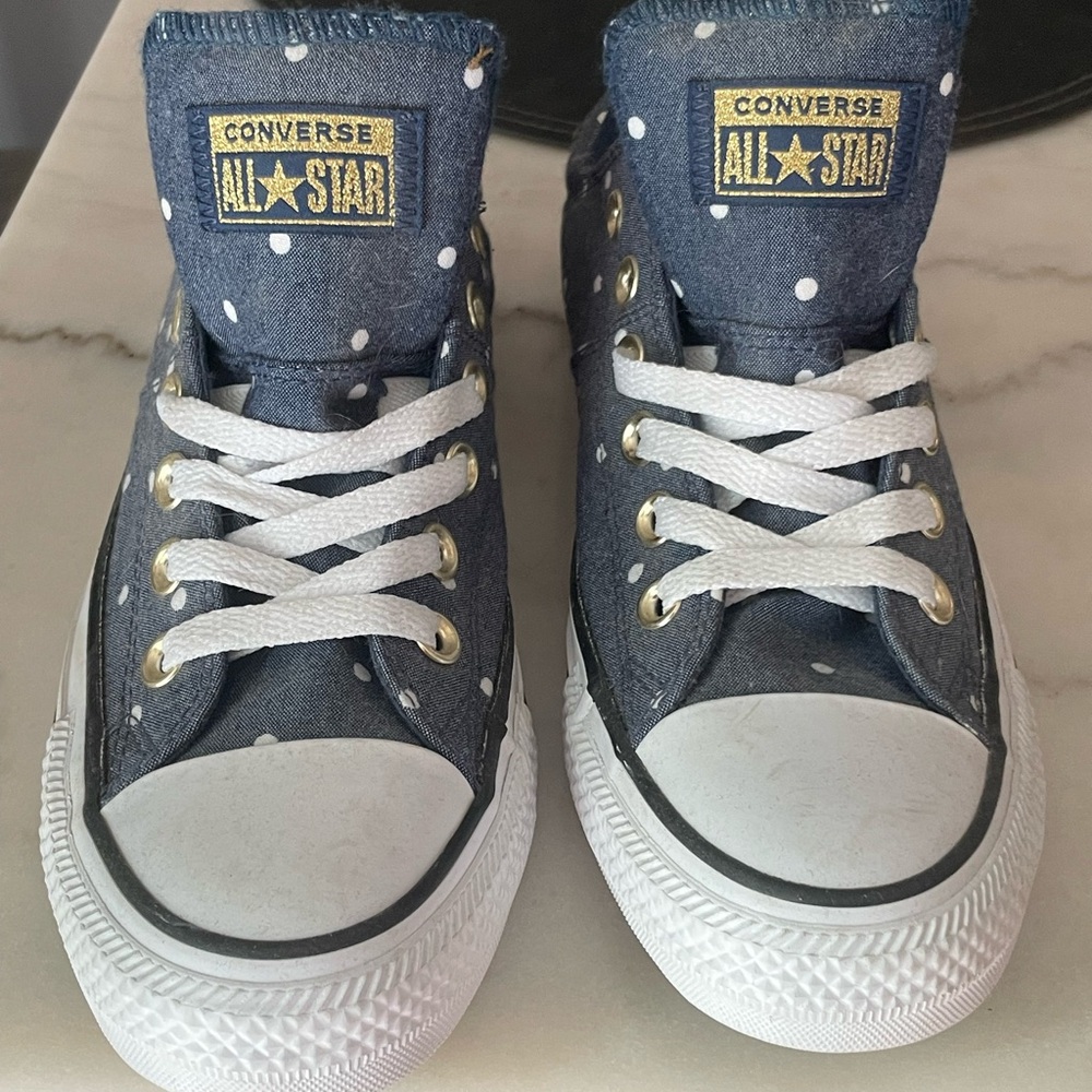 Polkadot denim colored low top converse size 7